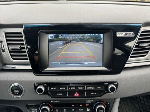 Used 2018 Kia Niro EX FWD image 31