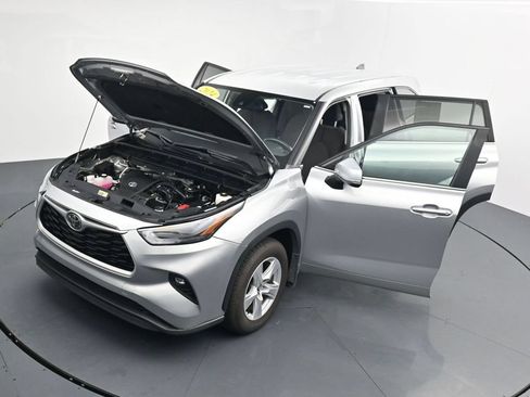 Used 2024 Toyota Highlander LE AWD/4WD image 40