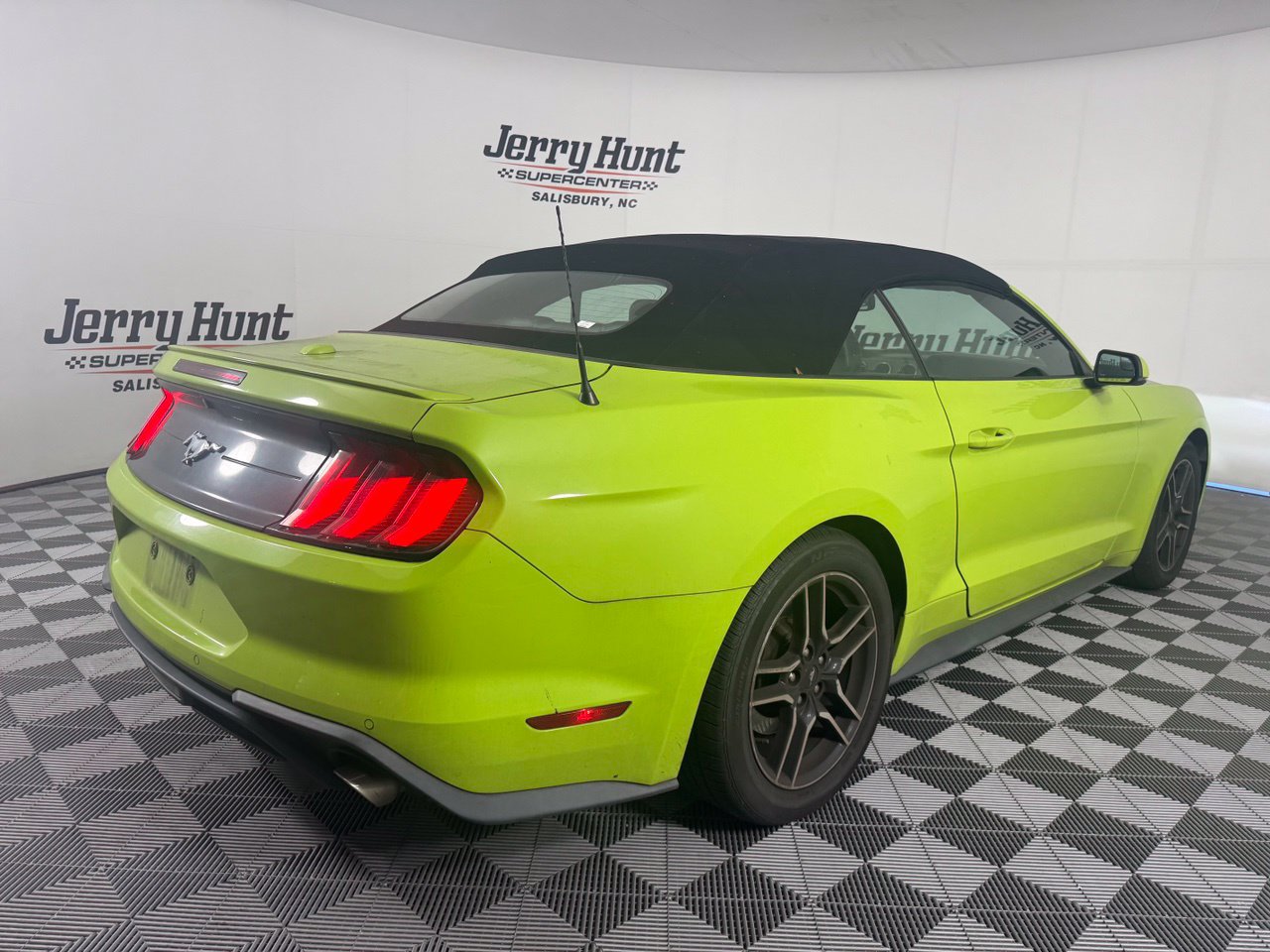 Used 2020 Ford Mustang Premium RWD image 7
