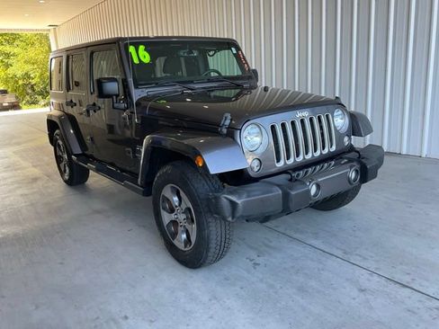 Used 2016 Jeep Wrangler Unlimited Sahara w/ Dual Top Group AWD/4WD image 21