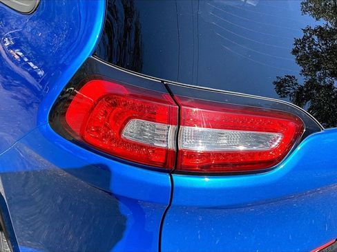 Used 2018 Jeep Cherokee Latitude w/ Altitude Package image 20