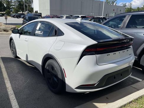 Used 2025 Toyota Prius LE AWD/4WD image 3