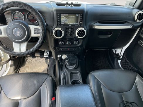 Used 2015 Jeep Wrangler Unlimited Rubicon AWD/4WD image 12
