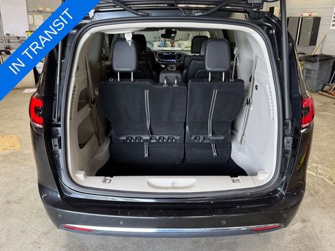 Used 2023 Chrysler Pacifica Touring-L AWD/4WD image 27