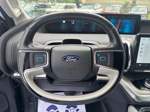 Used 2025 Ford Expedition Platinum w/ Driver's Package AWD/4WD image 17
