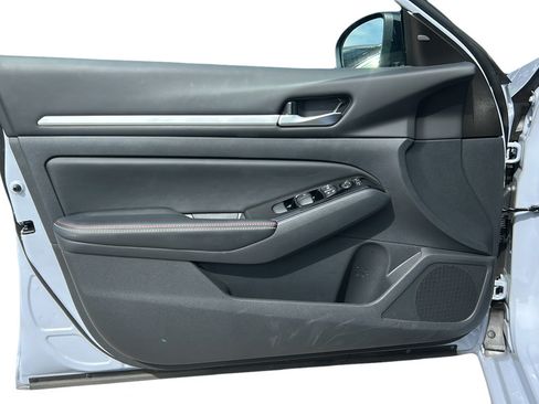 Used 2025 Nissan Altima 2.5 SR w/ SR Premium Package FWD image 9