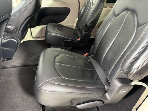 Used 2019 Chrysler Pacifica Touring-L FWD image 18