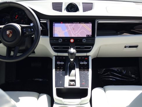 Certified 2025 Porsche Macan AWD/4WD image 20