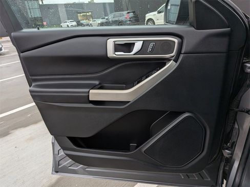 Used 2022 Ford Explorer XLT w/ Equipment Group 202A image 2