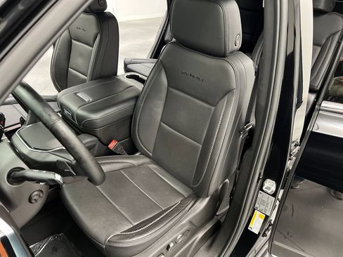 Used 2025 GMC Yukon Denali AWD/4WD image 11