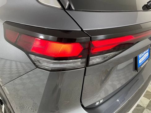 Used 2025 Volkswagen Tiguan SE FWD image 19