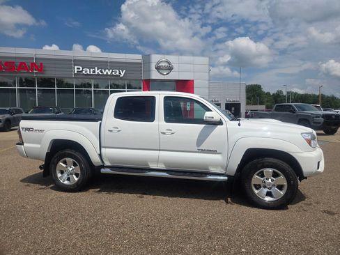 Used 2015 Toyota Tacoma 4x4 Double Cab w/ TRD Sport Package image 10