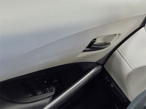 Used 2022 Toyota Corolla Cross L image 19