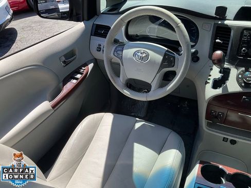 Used 2014 Toyota Sienna XLE image 39