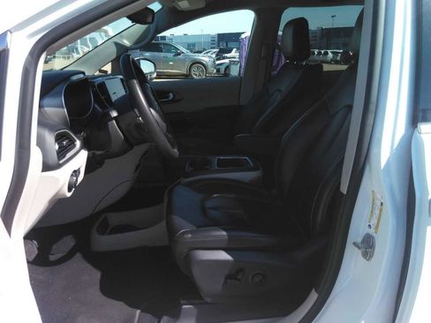 Used 2023 Chrysler Pacifica Touring-L image 5