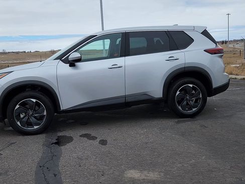 Used 2025 Nissan Rogue SV image 2