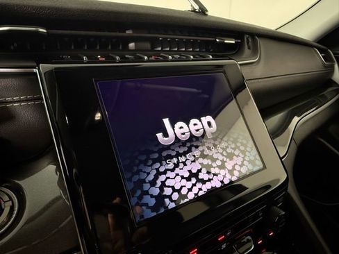 Used 2022 Jeep Grand Cherokee Laredo w/ Luxury Tech Group I image 17