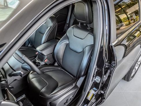 Used 2019 Jeep Cherokee Latitude Plus FWD image 38