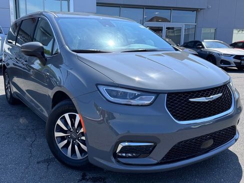 Used 2023 Chrysler Pacifica Touring-L FWD image 1