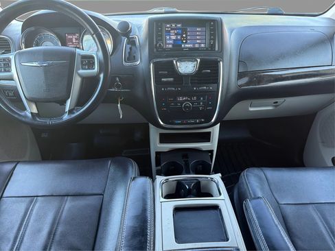 Used 2013 Chrysler Town & Country Touring FWD image 29