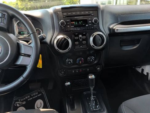 Used 2018 Jeep Wrangler Unlimited Sahara AWD/4WD image 12