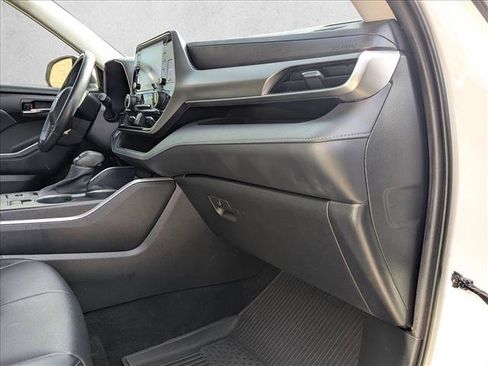 Used 2021 Toyota Highlander XLE image 22