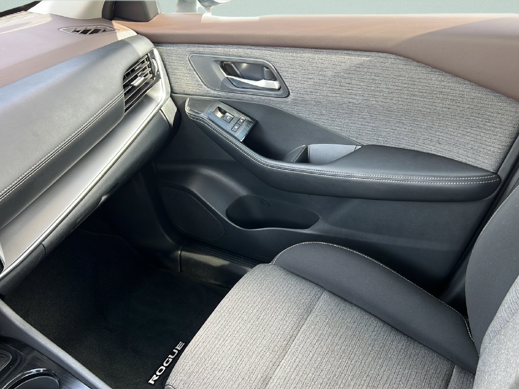 Used 2023 Nissan Rogue SV FWD image 13