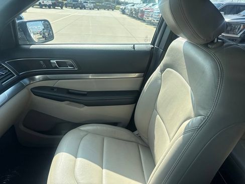 Used 2018 Ford Explorer XLT w/ Equipment Group 202A AWD/4WD image 19