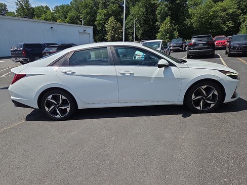 Used 2022 Hyundai Elantra SEL w/ Convenience + Premium Package FWD image 2