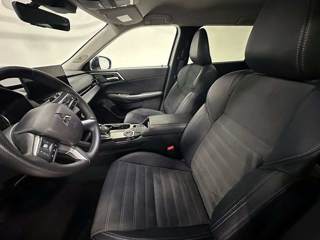 Used 2025 Mitsubishi Outlander AWD image 3