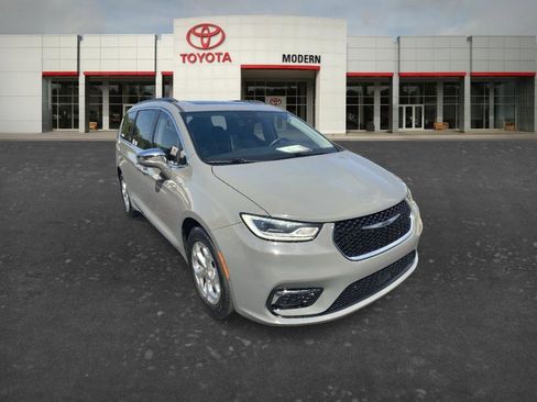 Used 2022 Chrysler Pacifica Limited FWD image 3