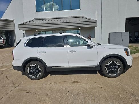 Used 2024 Kia Telluride EX w/ EX Captain's Chair Package AWD/4WD image 2