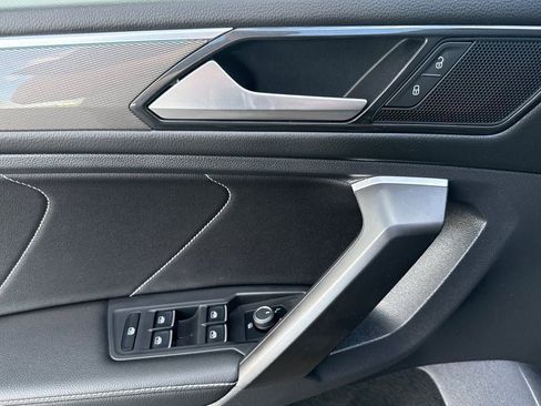 Used 2023 Volkswagen Tiguan SE R-Line image 8