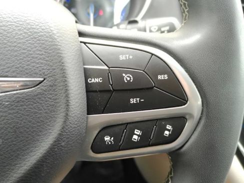 Used 2023 Chrysler Pacifica Touring-L FWD image 44