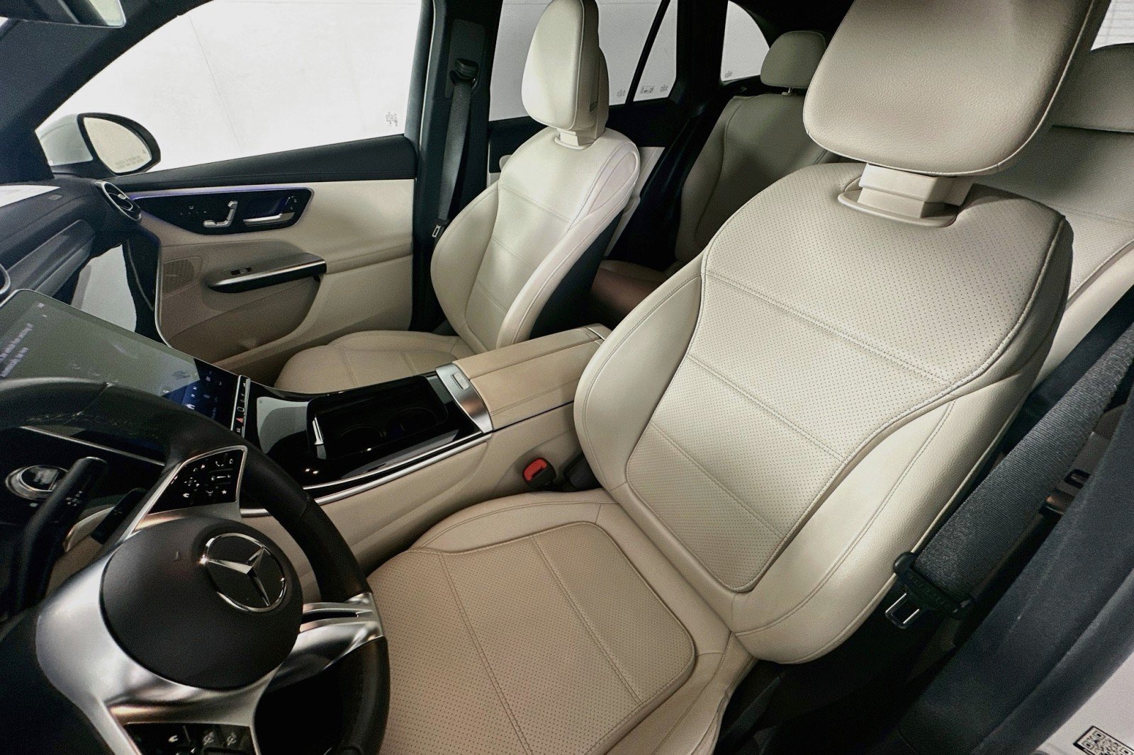 Used 2025 Mercedes-Benz GLC 300 image 17