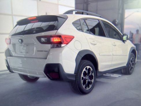 Used 2021 Subaru Crosstrek 2.0i Premium AWD/4WD image 2