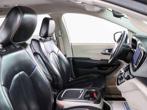 Used 2023 Chrysler Pacifica Touring-L FWD image 27