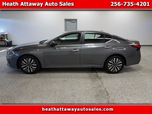 Used 2024 Nissan Altima 2.5 SV image 1