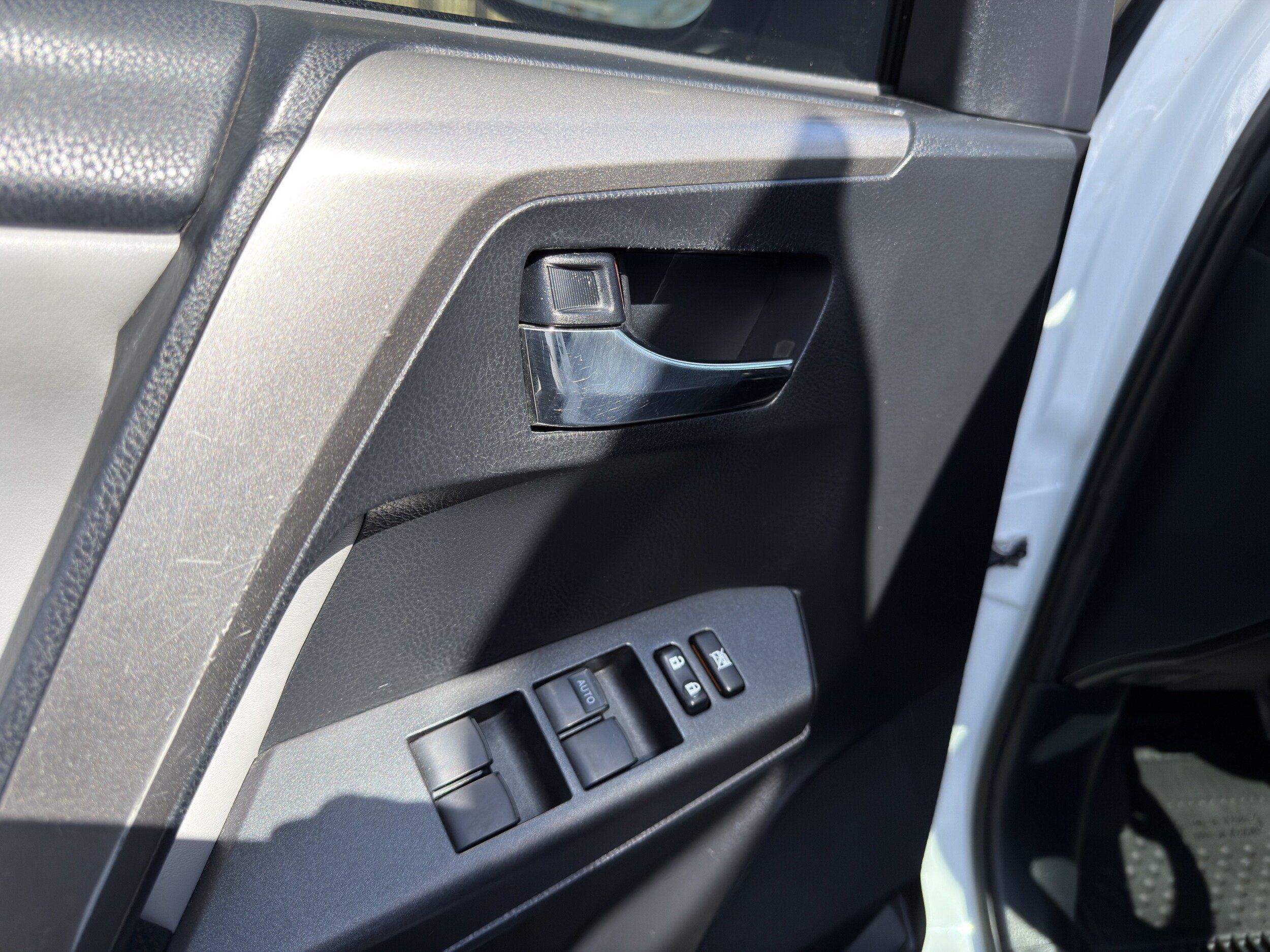 Used 2018 Toyota RAV4 XLE w/ Carpet Mat Package AWD/4WD image 25