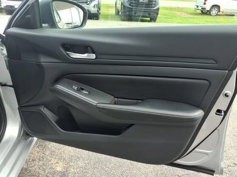 Used 2024 Nissan Altima 2.5 SV FWD image 10