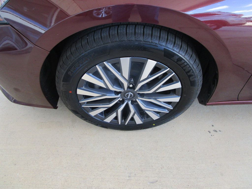 Used 2025 Nissan Altima 2.5 SV FWD image 11