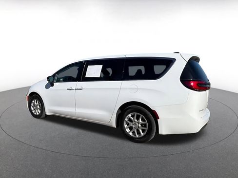 Used 2024 Chrysler Pacifica Touring-L image 10