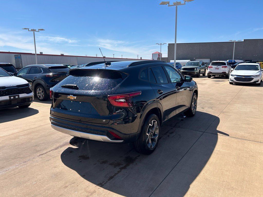 Used 2025 Chevrolet Trax LT w/ LT Convenience Package FWD image 3