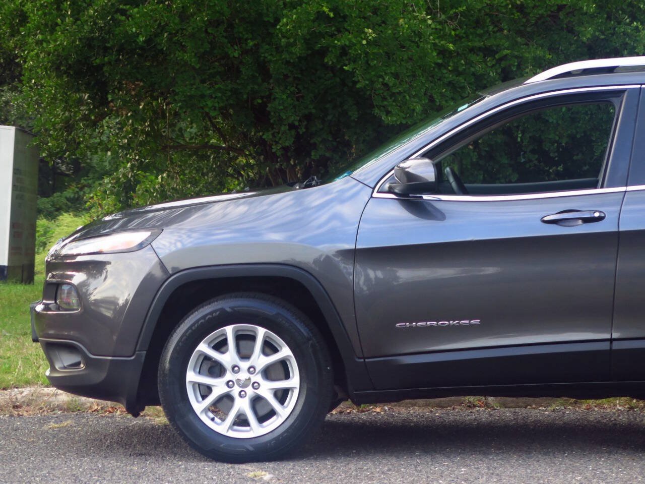 Used 2016 Jeep Cherokee Latitude AWD/4WD image 30
