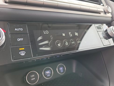 Used 2025 Genesis G70 2.5T image 15