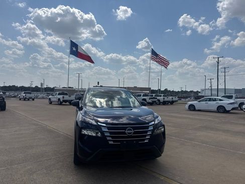 Certified 2025 Nissan Rogue SV FWD image 4