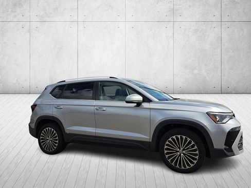 Used 2025 Volkswagen Taos SE image 3