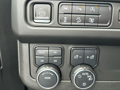 Used 2023 Chevrolet Tahoe Z71 w/ Luxury Package AWD/4WD image 18