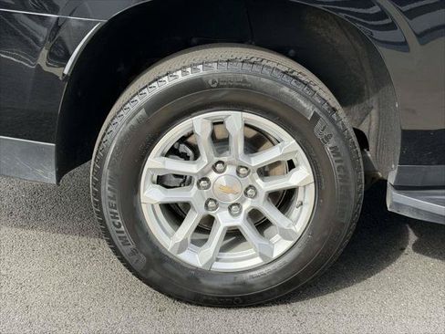 Used 2025 Chevrolet Suburban LT AWD/4WD image 9