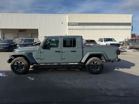 Used 2025 Jeep Gladiator Sport w/ Premium Package image 9